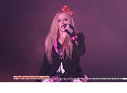 Avril Lavigne says new song is assisting...